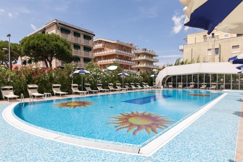 Universal Hotel Cervia Exterior foto