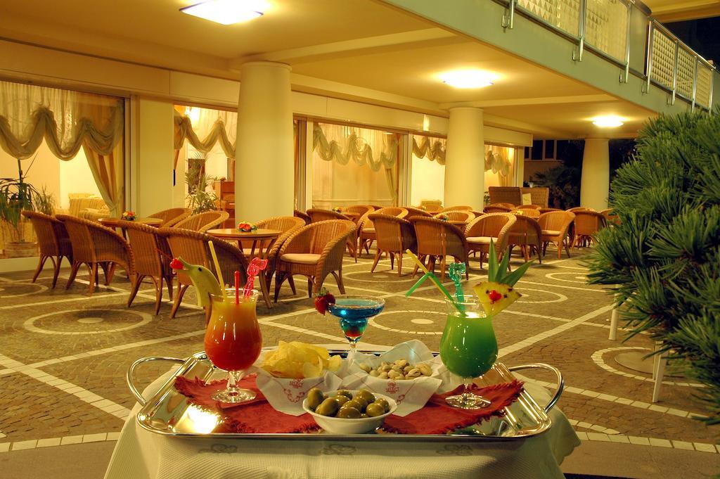Universal Hotel Cervia Exterior foto